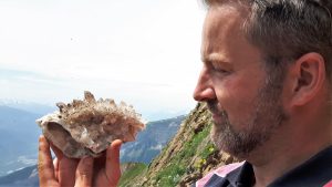 Kristallen bergkristal zoeken in de Zwitserse alpen.