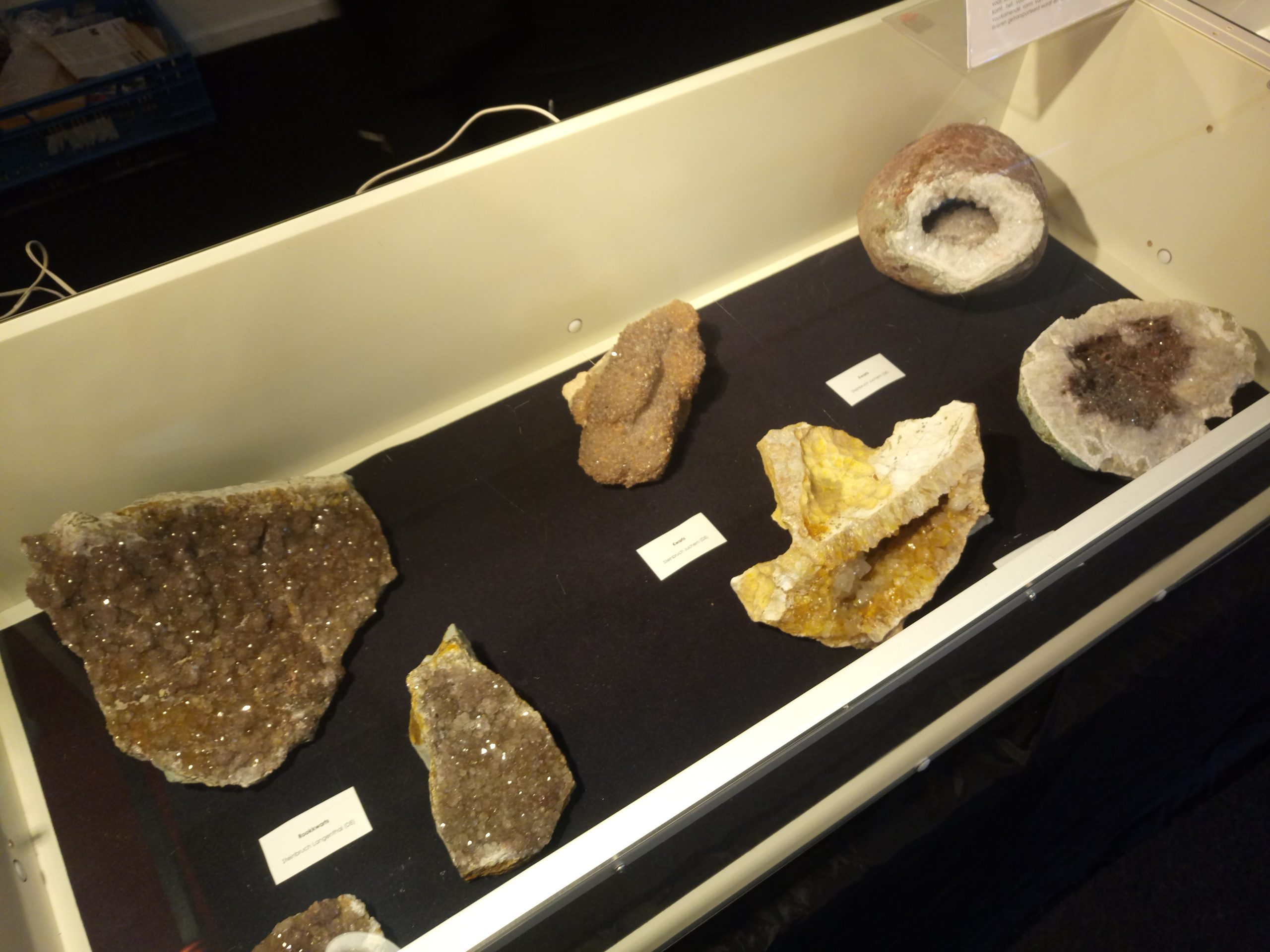 Kristallen edelstenen mineralen beurs expositie